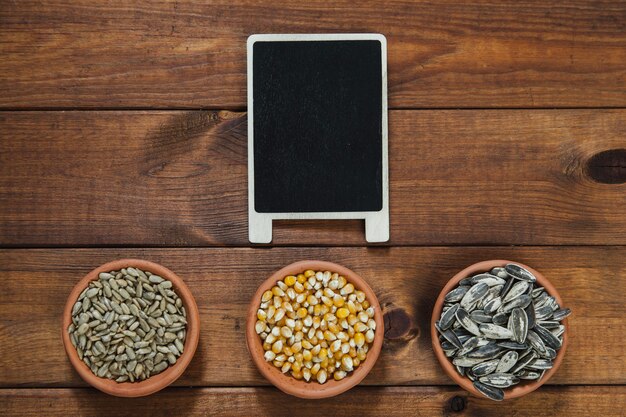 Tafel und Schüsseln mit Samen