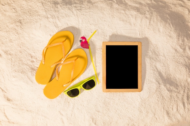 Tafel- und Sommerzubehör auf Sand