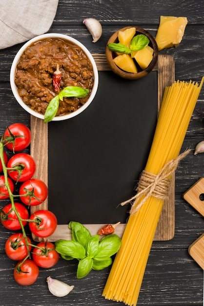 Kostenloses Foto tafel und spaghetii bolognese zutaten