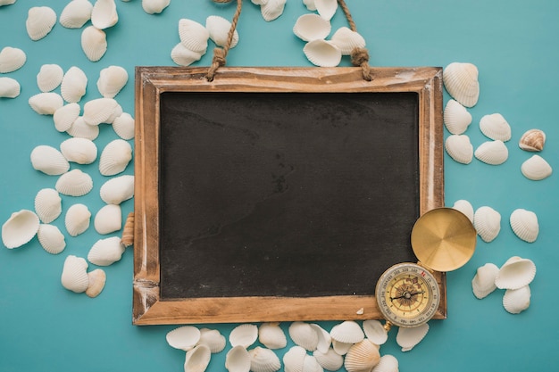 Tafel und weiße Muscheln