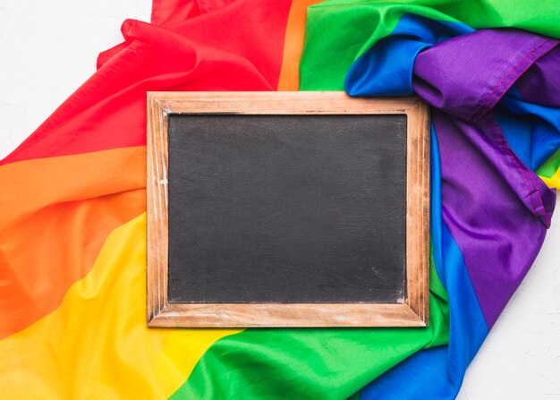 Tafel und zerknitterte LGBT-Flagge