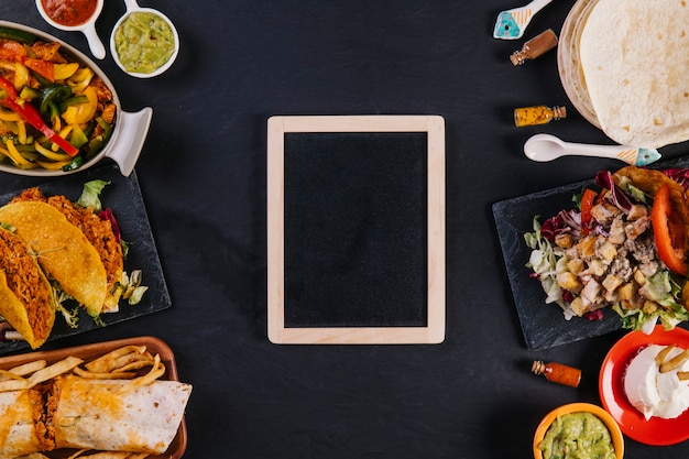 Kostenloses Foto tafel unter mexikanischem essen