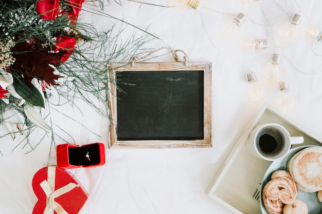 Kostenloses Foto tafel zwischen frühstück und ring mit blumenstrauß