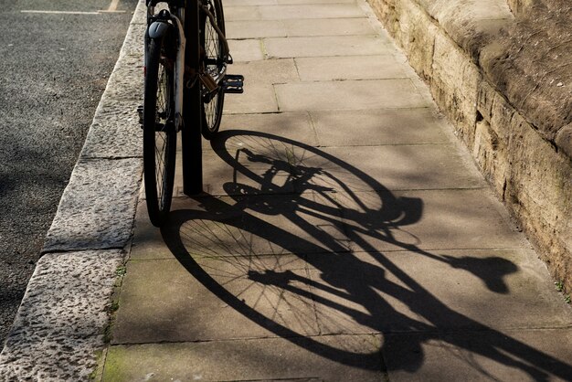 Tag in der Stadt mit Architekturschatten