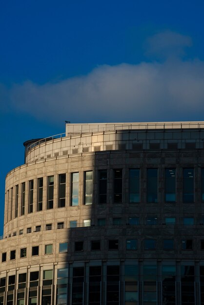 Tag in der Stadt mit Architekturschatten