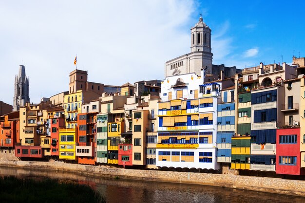 Tagesansicht der Häuser am Ufer des Flusses in Girona