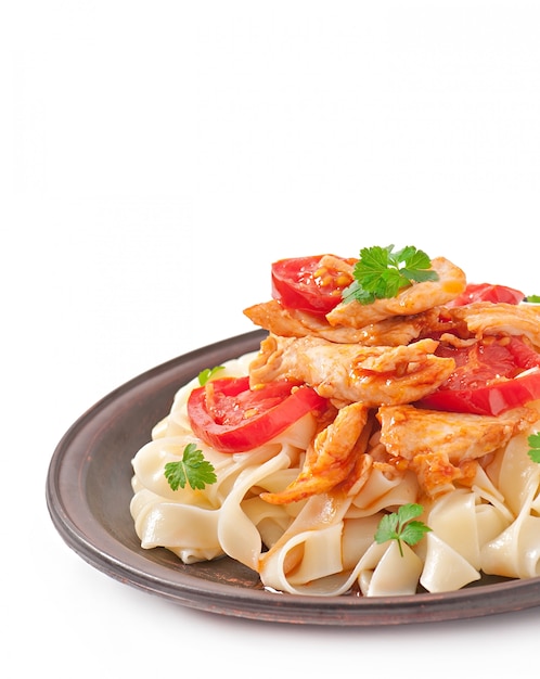 Tagliatelle pasta mit tomaten und hühnchen