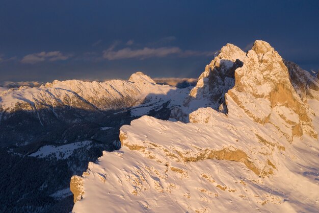 Tagsüber eingefangene schneebedeckte Gipfel der Klippen