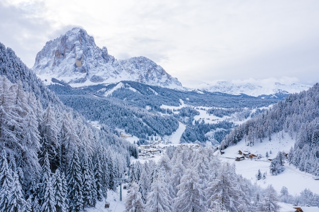 Kostenloses Foto tagsüber eroberte schneebedeckte berge