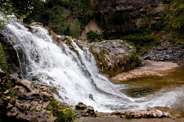 Tagsüber schöner felsiger Wasserfall