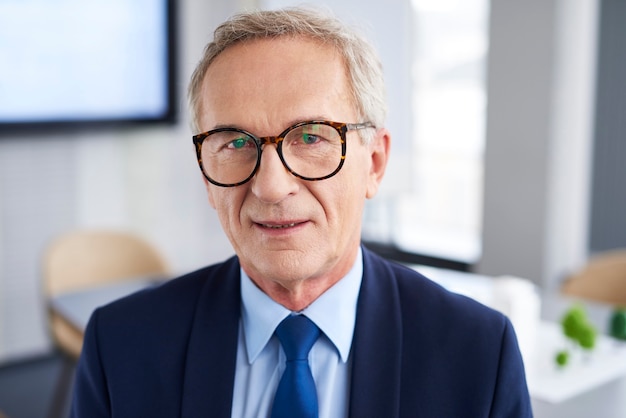 Taillenhöhe eines selbstbewussten Geschäftsmannes im Büro