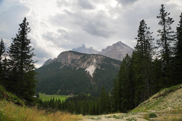 Kostenloses Foto tal in den dolomiten bei sonnenuntergang in italien