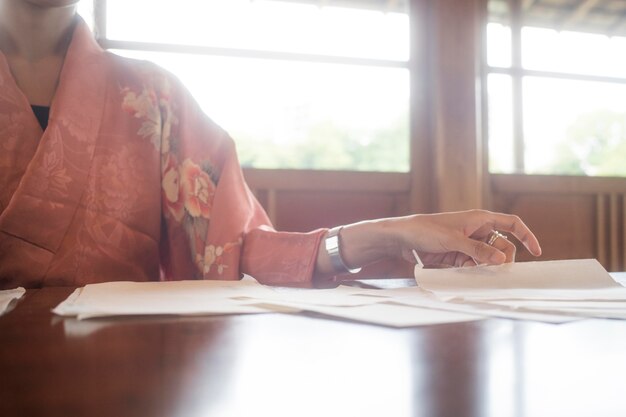 Talentierte Frau, die mit Japanpapier arbeitet