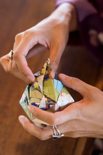 Kostenloses Foto talentierte frau macht origami mit japanpapier