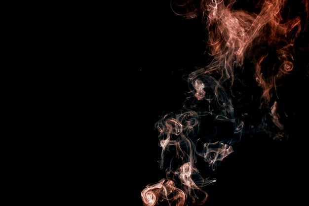 Tan Rauch auf schwarzem Hintergrund