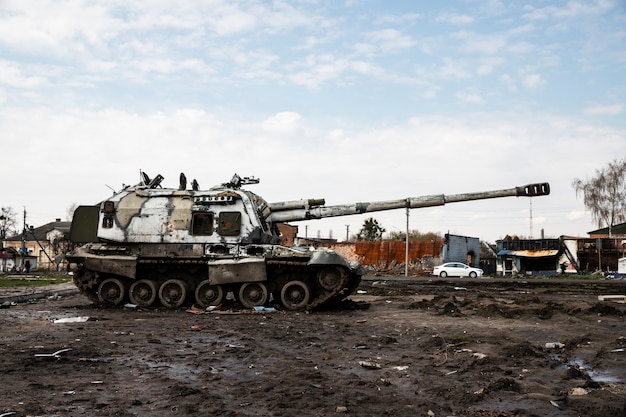 Kostenloses Foto tank auf dem krieg der straßenrussen in der ukraine