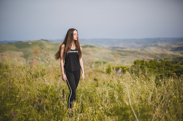 Kostenloses Foto tanne frau auf feld