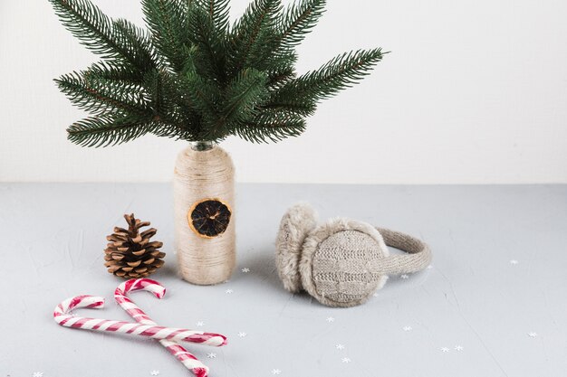 Tannenbaumzweige im Vase mit Zuckerstangen