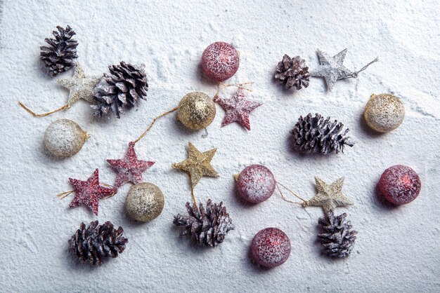 Tannenzapfen, Weihnachtskugel und Stern auf dem Schnee. Weihnachtsdekoration