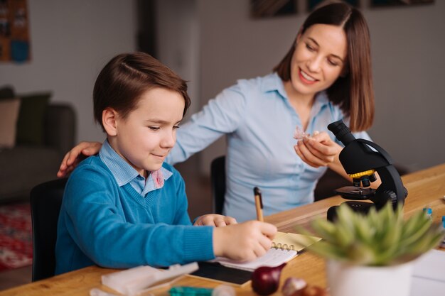 Tante und Neffe machen zusammen Hausaufgaben