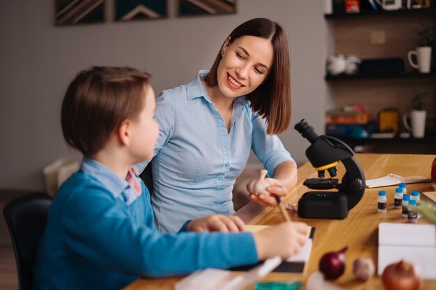 Tante und Neffe machen zusammen Hausaufgaben