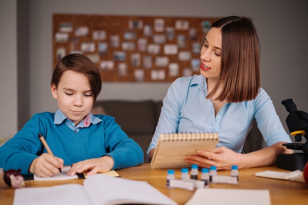 Tante und neffe machen zusammen hausaufgaben