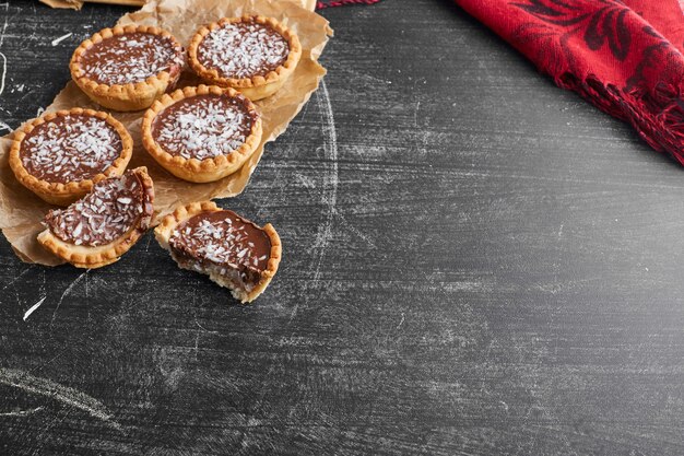 Tartalettes mit Schokoladenfüllung und Kokosnuss.