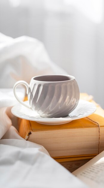 Tasse auf Teller mit Buch