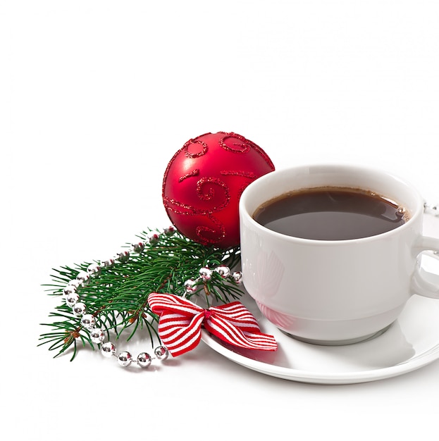 Tasse Espressokaffee und Weihnachtsdekoration