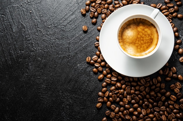 Tasse frisch zubereiteten Kaffee in der Tasse serviert