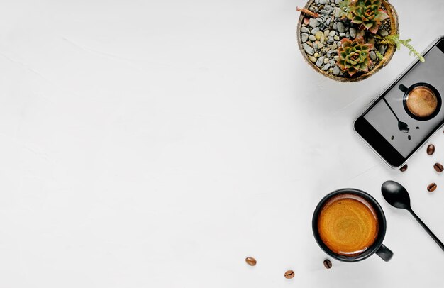 Tasse heißen Espresso mit Schaum auf einer breiten weißen Oberfläche