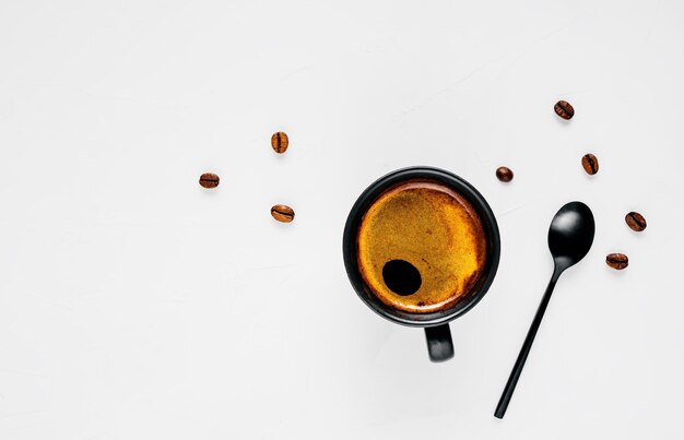 Tasse heißen Espresso mit Schaum auf einer breiten weißen Oberfläche