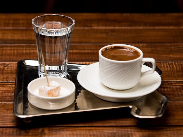 Tasse heißen türkischen Kaffee mit Wasser und türkischem Genuss