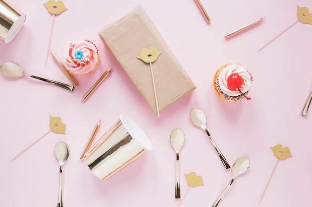 Kostenloses Foto tasse in der nähe von löffeln, karton und kuchen