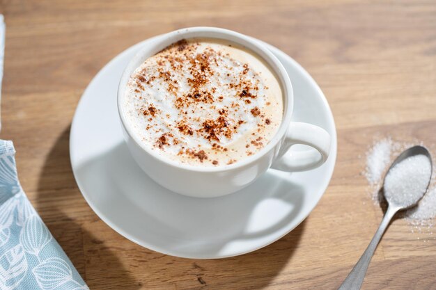 Tasse Kaffee auf dem Tisch auf grauem Hintergrund