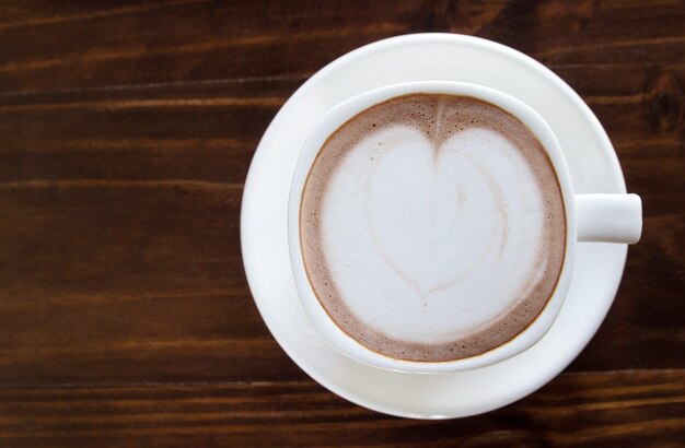 Tasse Kaffee auf dem Tisch