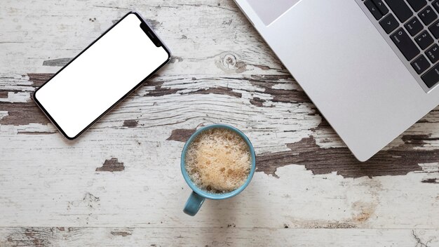 Tasse Kaffee auf dem Tisch