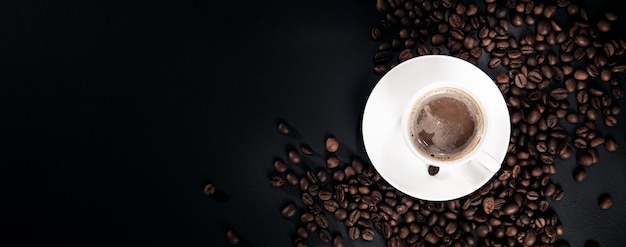 Tasse kaffee auf dunklem hintergrund