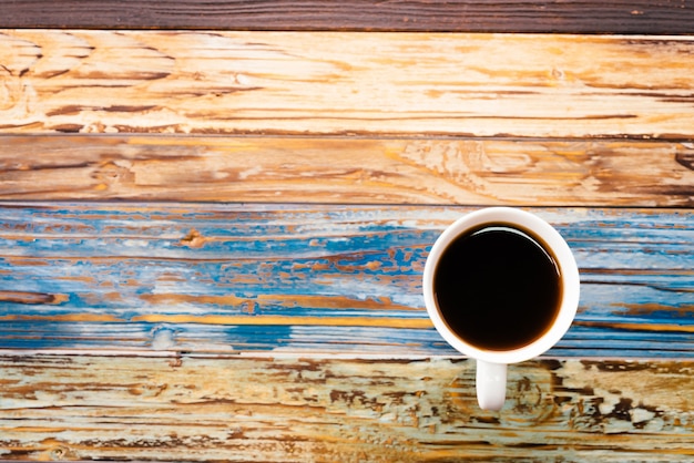 Tasse Kaffee auf einem Holztisch