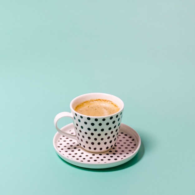 Tasse Kaffee auf grünem Hintergrund
