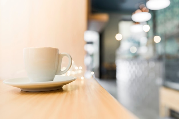 Tasse Kaffee auf Holztisch im Restaurant