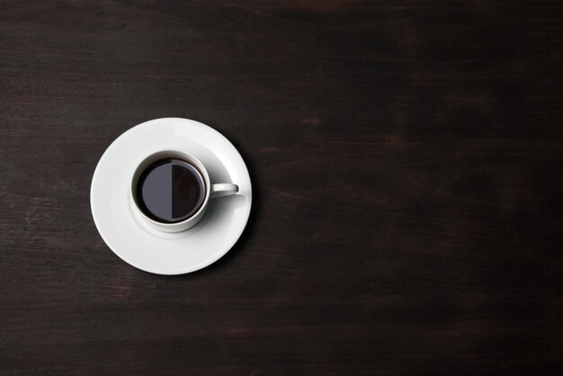 Tasse Kaffee auf Holzuntergrund