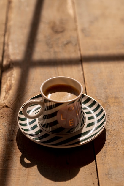 Kostenloses Foto tasse kaffee der hohen ansicht auf tabelle