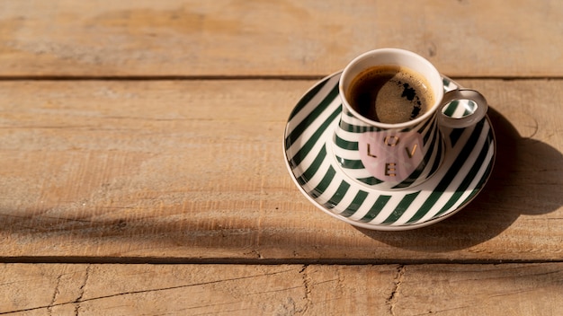 Kostenloses Foto tasse kaffee der hohen ansicht auf tabelle