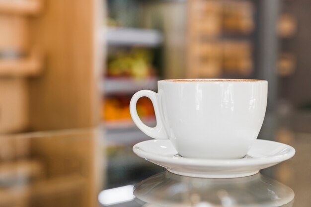 Tasse Kaffee im Café-Shop