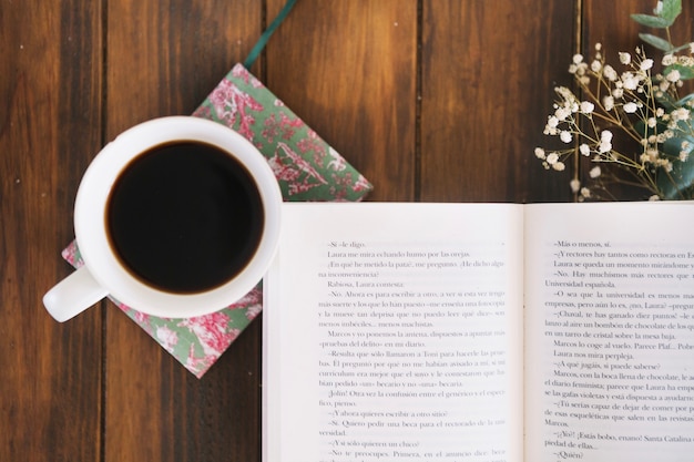 Tasse Kaffee in der Nähe von Buch geöffnet