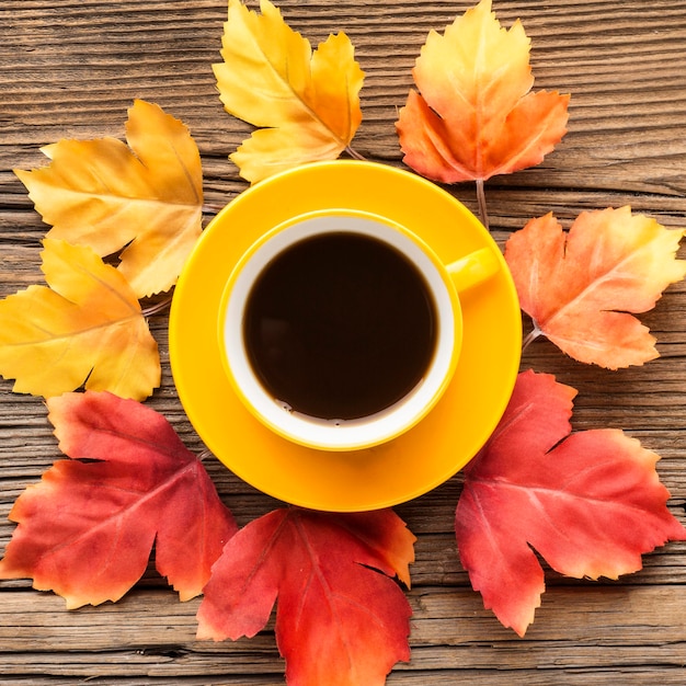 Tasse Kaffee mit Blättern