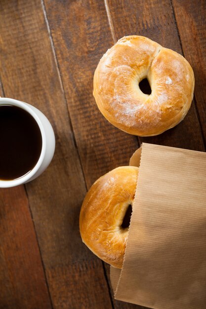 Tasse Kaffee mit Brötchen