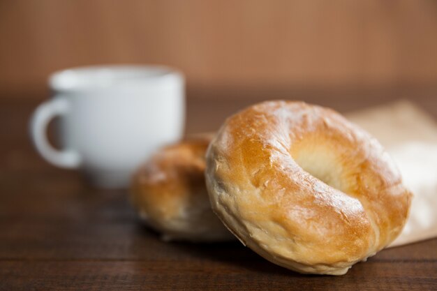 Tasse Kaffee mit Brötchen