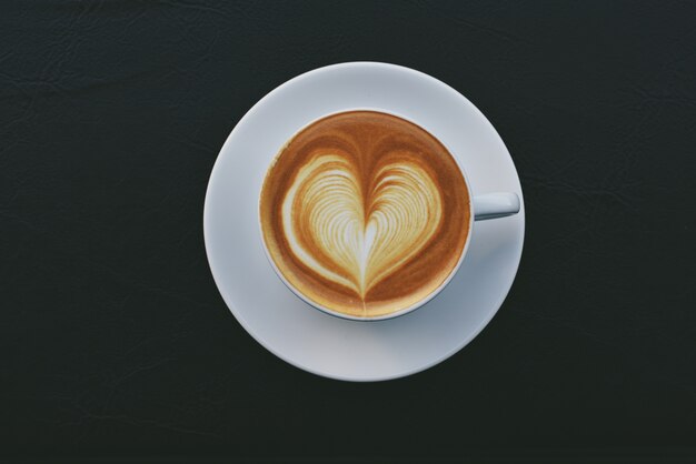Tasse Kaffee mit einem gezeichneten Herzen